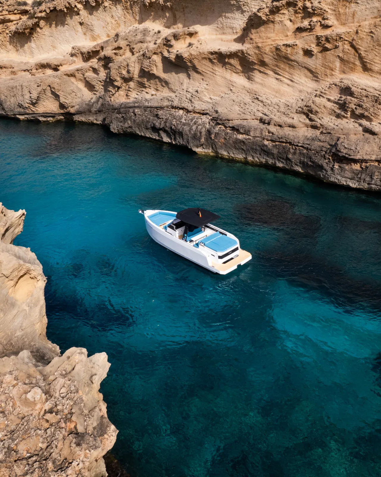 De Antonio Yachts - imagen 1