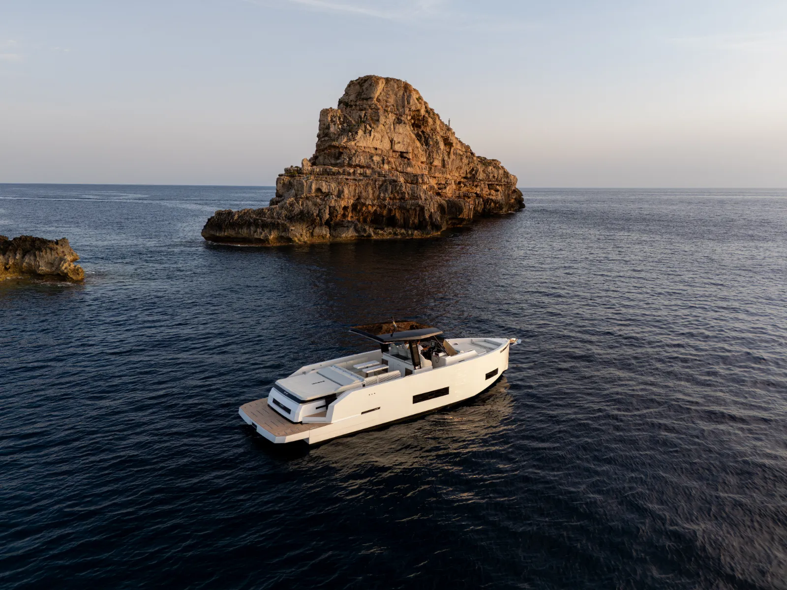 De Antonio Yachts - imagen 4